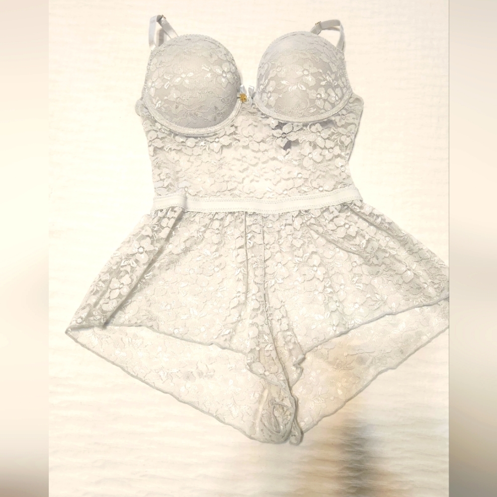 Gorgeous Ladies White Nightie w padded push up bra.  Sz S